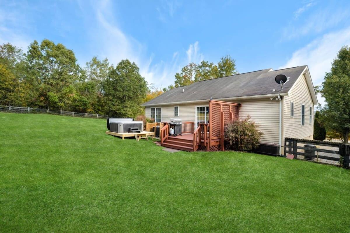 Modern Decor, Hot Tub, Fire Pit & River Access! Luray Exterior photo